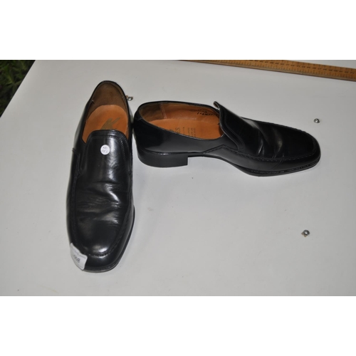 8 - PAIR OF GENTS 9.5 1970'S LEATHER SHOES