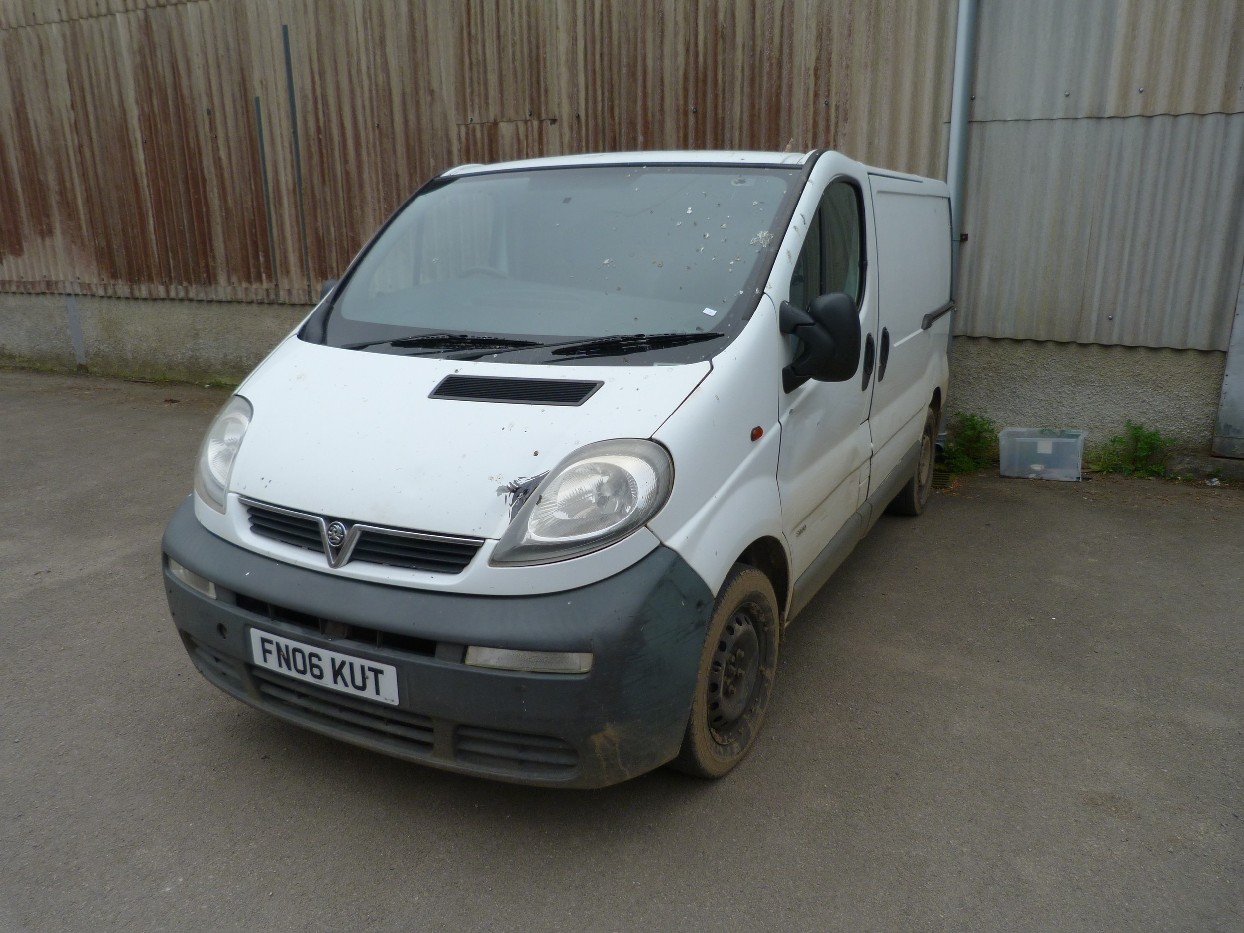 VAUXHALL VIVARO, MOT TILL OCTOBER 2024 HAS INTERMITTENT ELECTRICAL