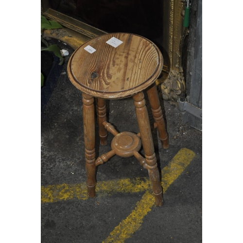 1071 - PINE STOOL