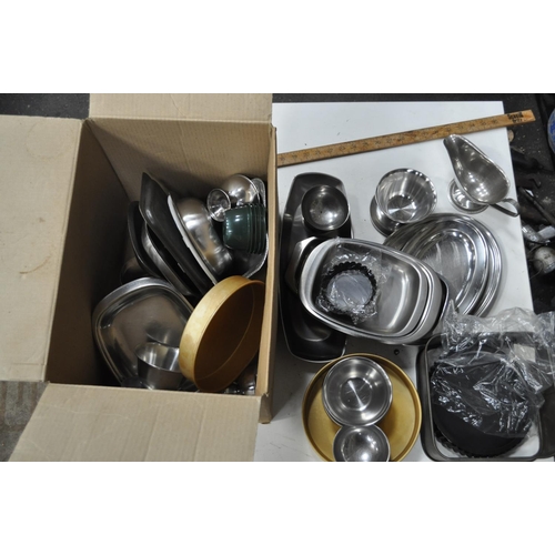 33 - LARGE BOX OF VINTAGE AND MODERN KITCHEN COOKPANS ETC