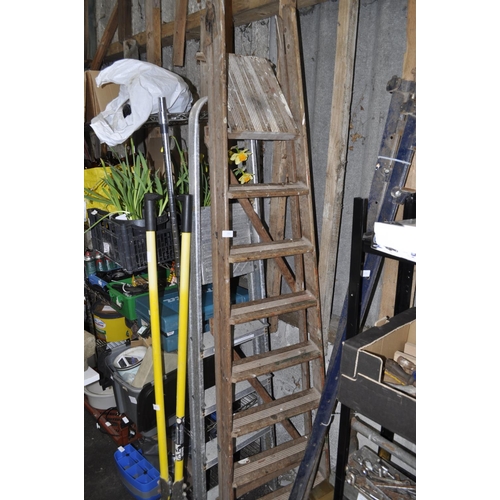 51 - XL FOLDING WOODEN STEPLADDER