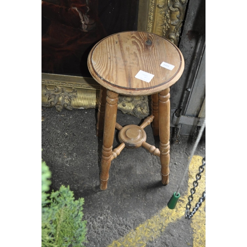 1024 - PINE ROUND STOOL