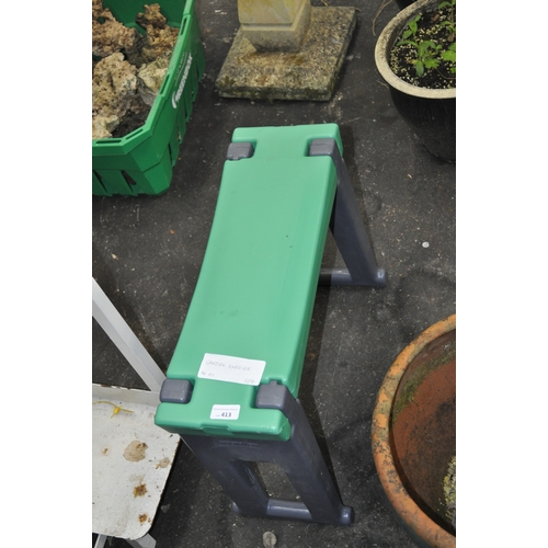 413 - GARDEN KNEELER