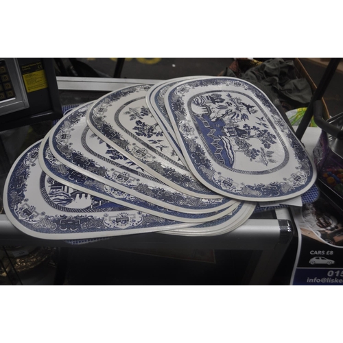 522 - SELECTION OF BLUE AND WHITE PLACEMATS AND CHOPPING BOARD