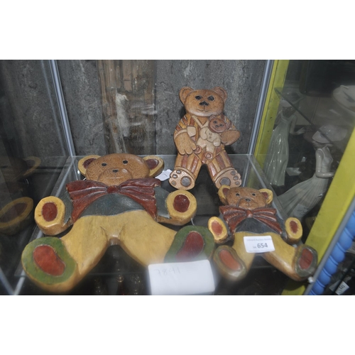 654 - 3 WOODEN CARVED WALL MOUNTED TEDDY BEARS