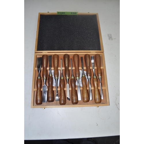 76 - SET OF FAITHFUL TURNING CHISELS IN BOX