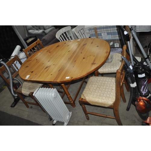 534 - D-END PINE EXTENDING TABLE WITH 4 SPINDLEBACK CHAIRS