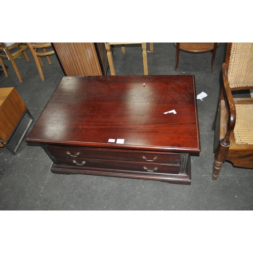 543 - MAHIGANY 2 DRAWER COFFEE TABBLE 4FT WIDE 2.5FT DEEP