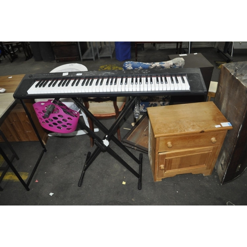 558 - YAMAHA KEYBOARD ON STAND
WORKING