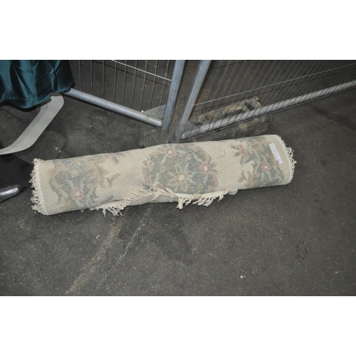 576 - ROUND FLOWER PATTERNED RUG