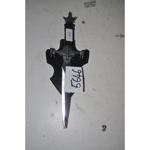 600 - SKULL FANTASY DAGGER ON WALL MOUNTED BRACKET
