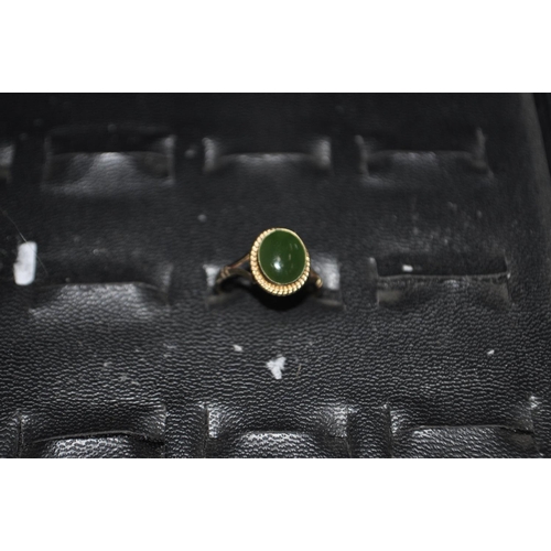 664 - HALLMARKED 9CT GOLD SIZE L  GREEN POLISHED GEM SET RING