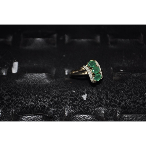 666 - GREEN AND CLEAR STONE SET 9CT GOLD LADIES TRILOGY 2.7G  SIZE O