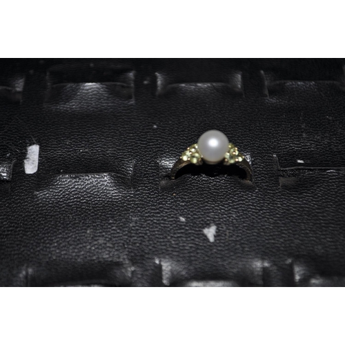 667 - PEARL SOLITAIRE 9K  GOLD RING WITH   CLEAR STONES SET IN  SHOULDERS