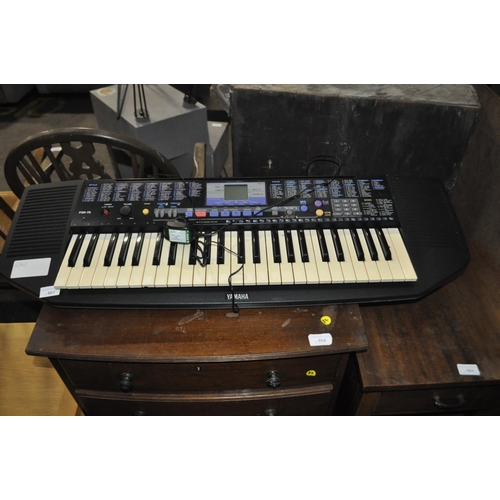 867 - YAMAHA KEYBOARD