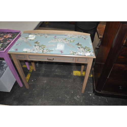 879 - GLASSTOP SINGLE DRAWER TABLE