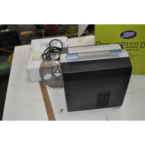 124 - BOXED CINE PROJECTOR   COMET P122 DUAL