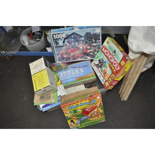 130 - QTY OF JIGSAW PUZZLES AND TOYS