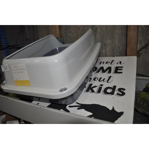137 - NEW CAT LITTER TRAY AND ACCESORIES