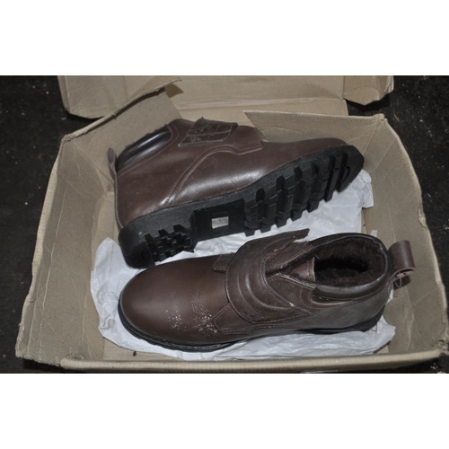 154 - PAIR OF UNWORN SIZE 9 CLARKS LEATHER SHOES