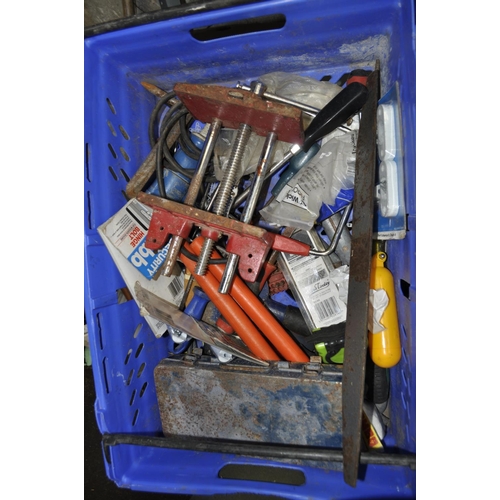 106 - BLUE TRAY OF TRAYS, FILES, CHISELS, SAWS  AND CARPENTERS VICE