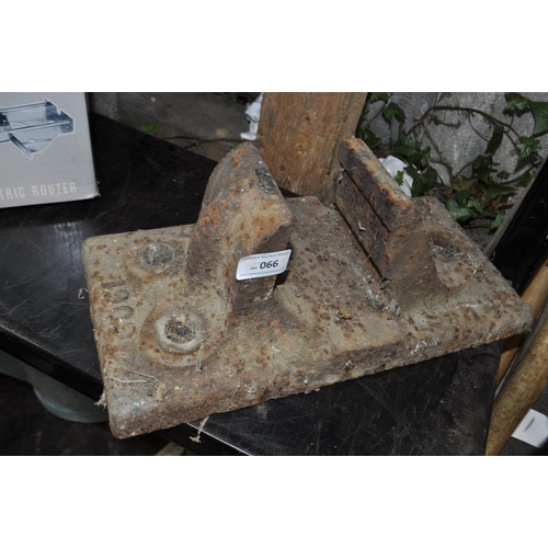 66 - CAST RAILWAY HOLDER DOORSTOP/FEATURE