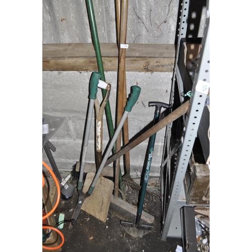 104 - SELECTION OF GARDEN TOOLS INCLUDING SHOVEL, GARDEN RAKES ETC