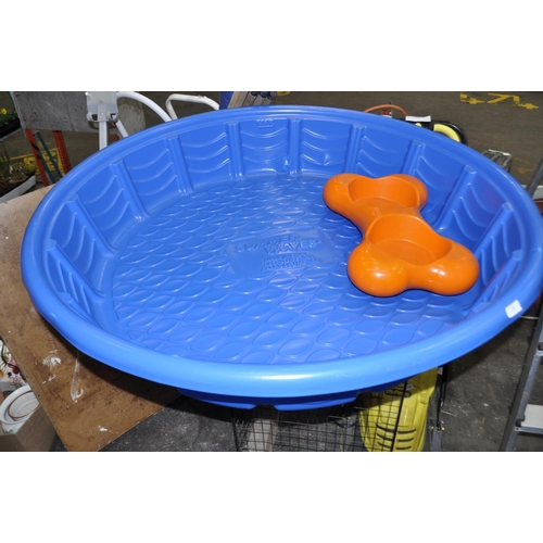 136 - A LARGE DOG PADDLING POOL WITH DOG BLANKETS AND A DOUBLE DOG BOWL