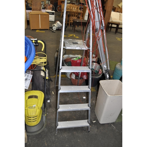 139 - 5 TEIR FOLDING ALI STEP LADDER