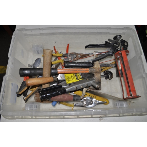 72 - PLASTIC TUB CONTAINING VARIOUS TOOLS INC HAMMERS, SILICONE GUNS, SNIPS, RIVITER AND MORE