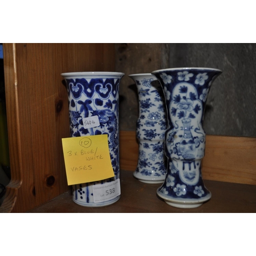 538 - 3 VINTAGE BLUE AND WHITE VASES