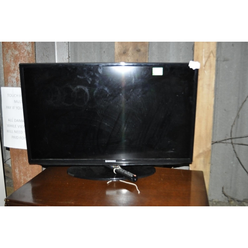 799 - SAMSUNG 32 INCH TV AND REMOTE