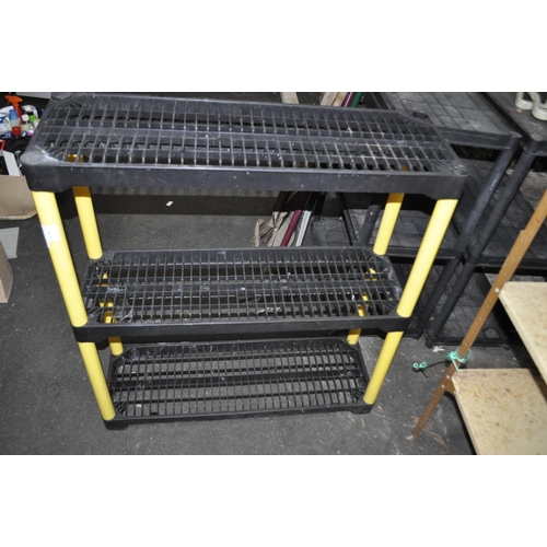 132 - 3 TIER PLASTIC SHELF