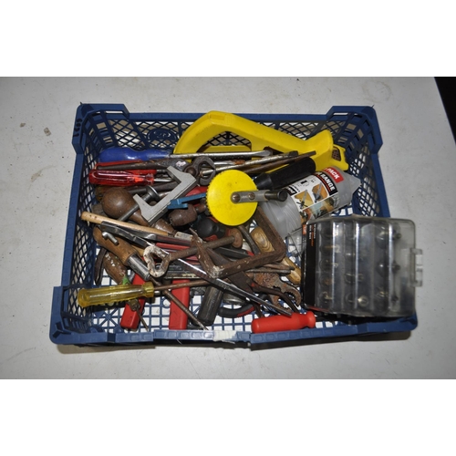 86 - TRAY OF MIXED TOOLS INC SCREWDRIVERS, CLAMPS AND MORE