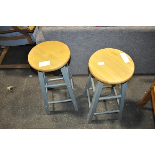 572 - 2 X BAR STOOLS