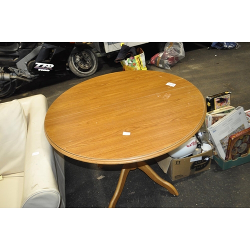 349 - ROUND EXTENDING DINING TABLE