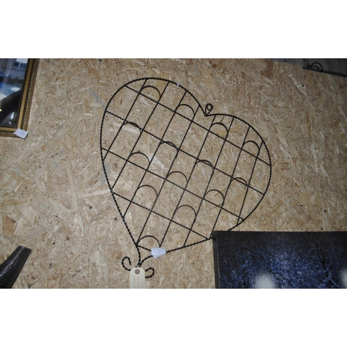 490 - HEART SHAPED CARD HOLDER