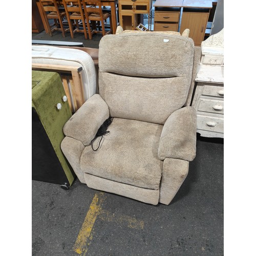 395 - RISE AND RECLINER CHAIR