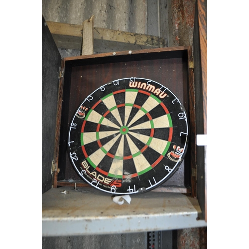 126 - WINMAU BLADE 5 DART BOARD IN ORIGINAL VENEERED CASE WITH CHALKBOARD SCORING DOORS