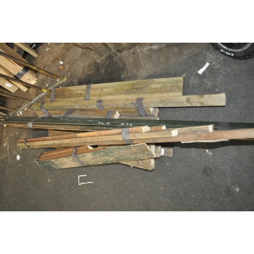 7 - BUNDLE OF FENCE / REDWOOD MIXED TIMBER LENGTHS