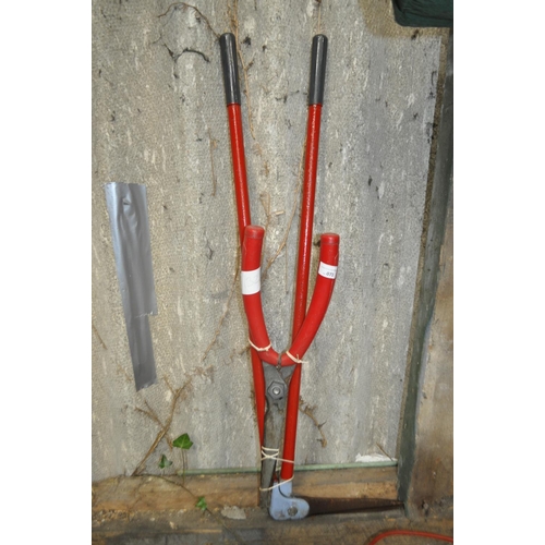 71 - PAIR OF GARDEN LAWN EDGERS AND SHEARS IN GOOD CONDITION