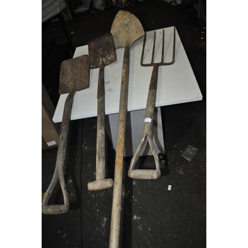 73 - 2 X SHOVELS, FORK AND CORNISH SHOVEL