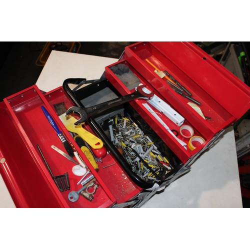 18 - RED AND BLACK CANTILEVER TOOLBOX IN GOOD CONDITION AND CONTENTS, INCLUDING MISC HARDWARE