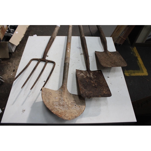 73 - 2 X SHOVELS, FORK AND CORNISH SHOVEL