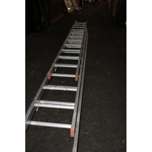 9 - ALUMINIUM TRIPLE EXTENDING LADDER IN GOOD WORKING CONDITION. EACH LIFT MEASURES 10'