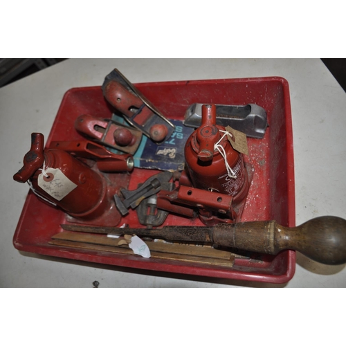 160 - TRAY CONTAINING 2 X LANDROVER BOTTLE JACKS PLUS 2 X VINTAGE WOOD PLANES ETC