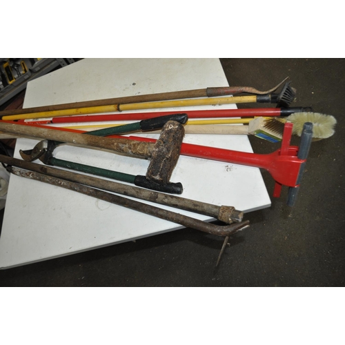 165 - BUNDLE OF HAND TOOLS INC EXTENDABLE HARRIS PAINT ROLLER, SLEDGE HAMMER, PRY BAR, HOE AND OTHERS