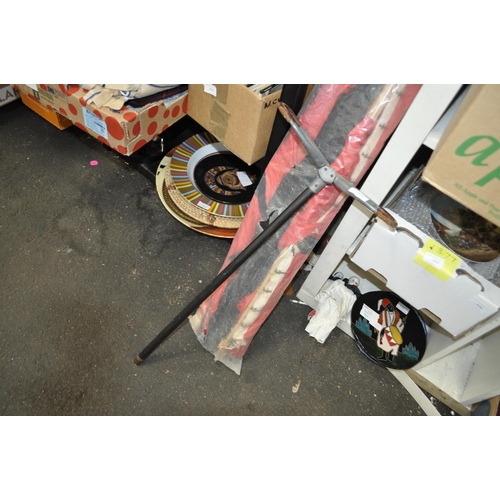 471 - AN ANTIQUE SHOOTING STICK SEAT