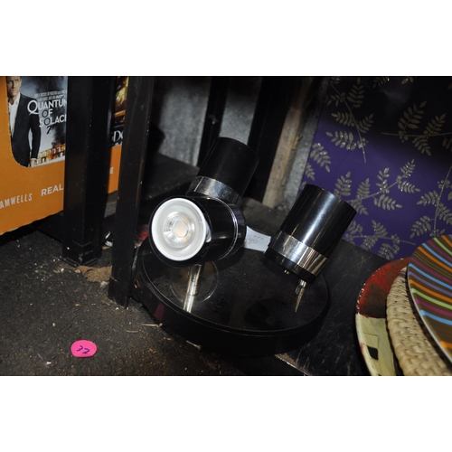 473 - A CIRCULAR GU10 KITCHEN LIGHT FITTING WITH 3 SPOTLIGHTS