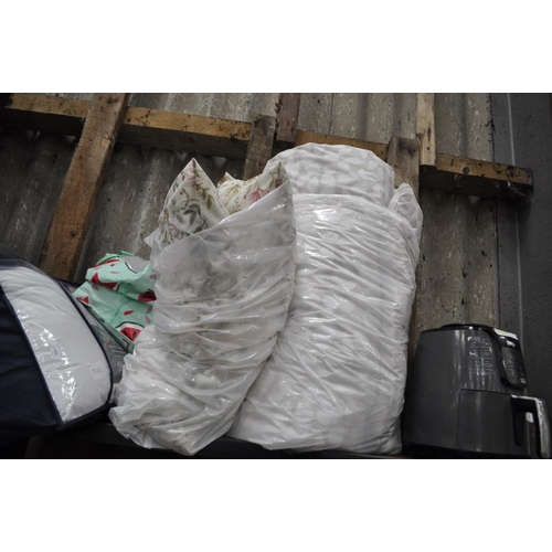 480 - LARGE CLEAN BEDDING SET AND PILLOWS